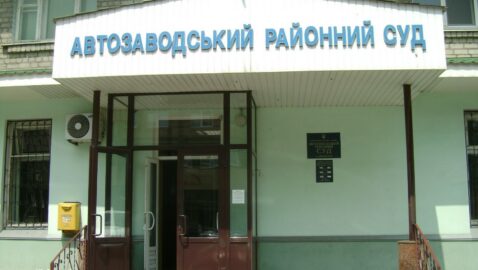 Нічний арешт за розбиту арматурою голову: суддя в Кременчуці відпустила нападників на ППШ