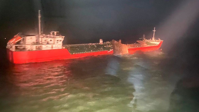 Повреждённый взрывом в Азовском море российский танкер отбуксировали на стоянку