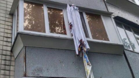 В Киеве мужчина сорвался с балкона, пытаясь сбежать по простыням