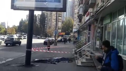 В Киеве из окна девятого этажа выпала женщина с ребенком