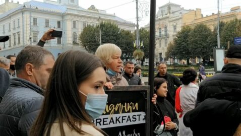 «Брехуны, сдохните!»: Зеленского и сопровождающих обругали в Черновцах (видео)