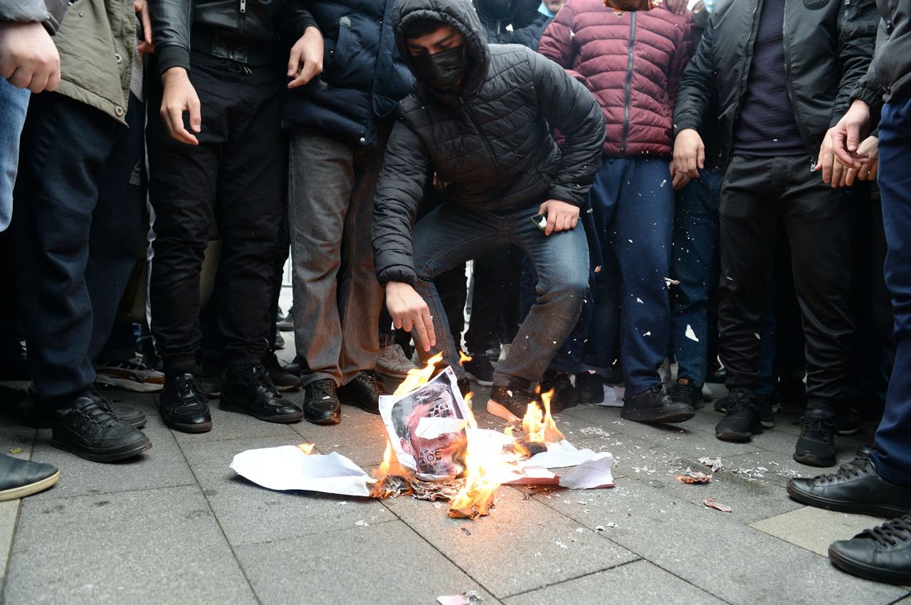 В Москве у посольства Франции сожгли фото Макрона