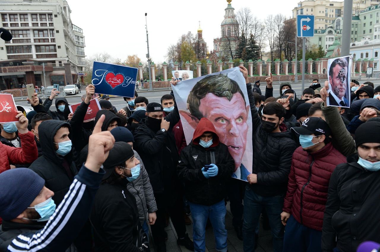 В Москве у посольства Франции сожгли фото Макрона - 2 - изображение