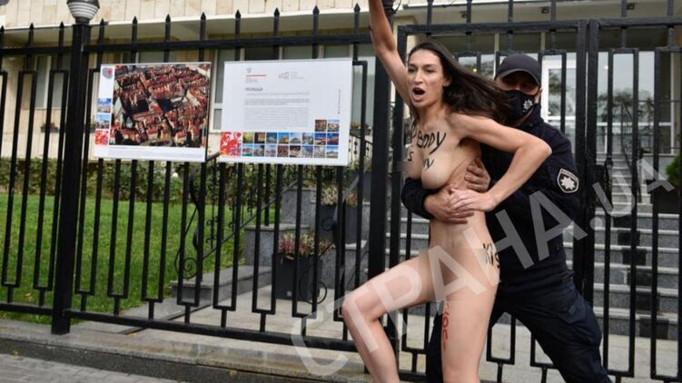 Активістка FEMEN роздяглася біля посольства Польщі