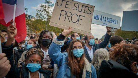 Убийство учителя: из Франции хотят выслать сотни подозреваемых в экстремизме