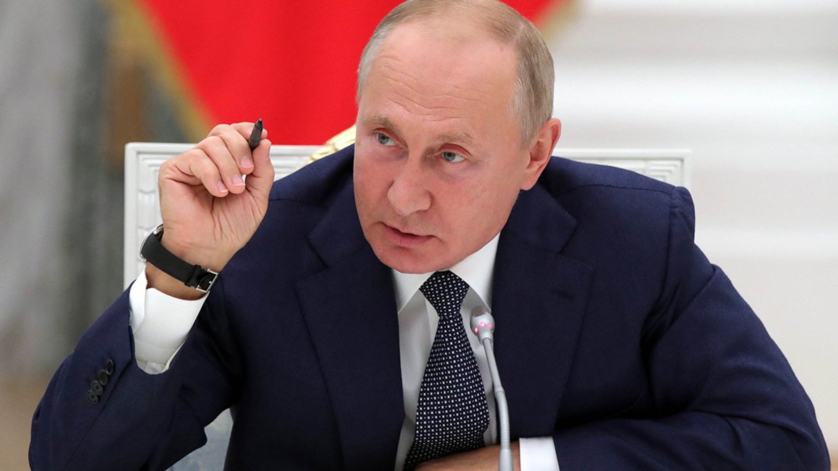 Путин объяснил на примере обезьяны, чем российская вакцина лучше британской