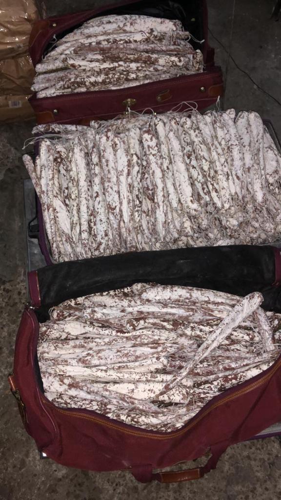 Украинец вез через границу сотни килограммов колбасы, которую ему дали вместо зарплаты - 2 - изображение