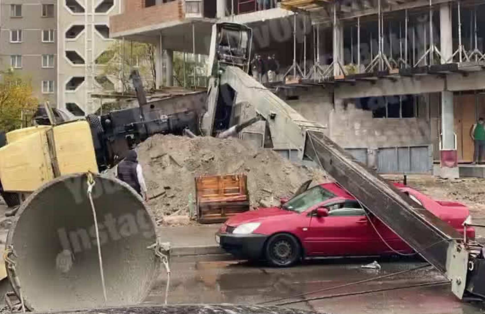 В Киеве на автомобиль упал строительный кран