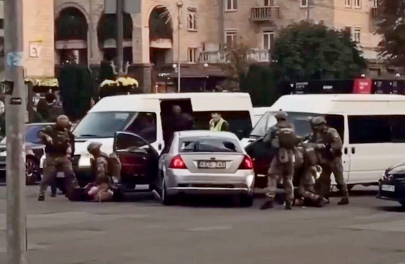 Перестрілка на Хрещатику: спецназ провів затримання грабіжників (відео)