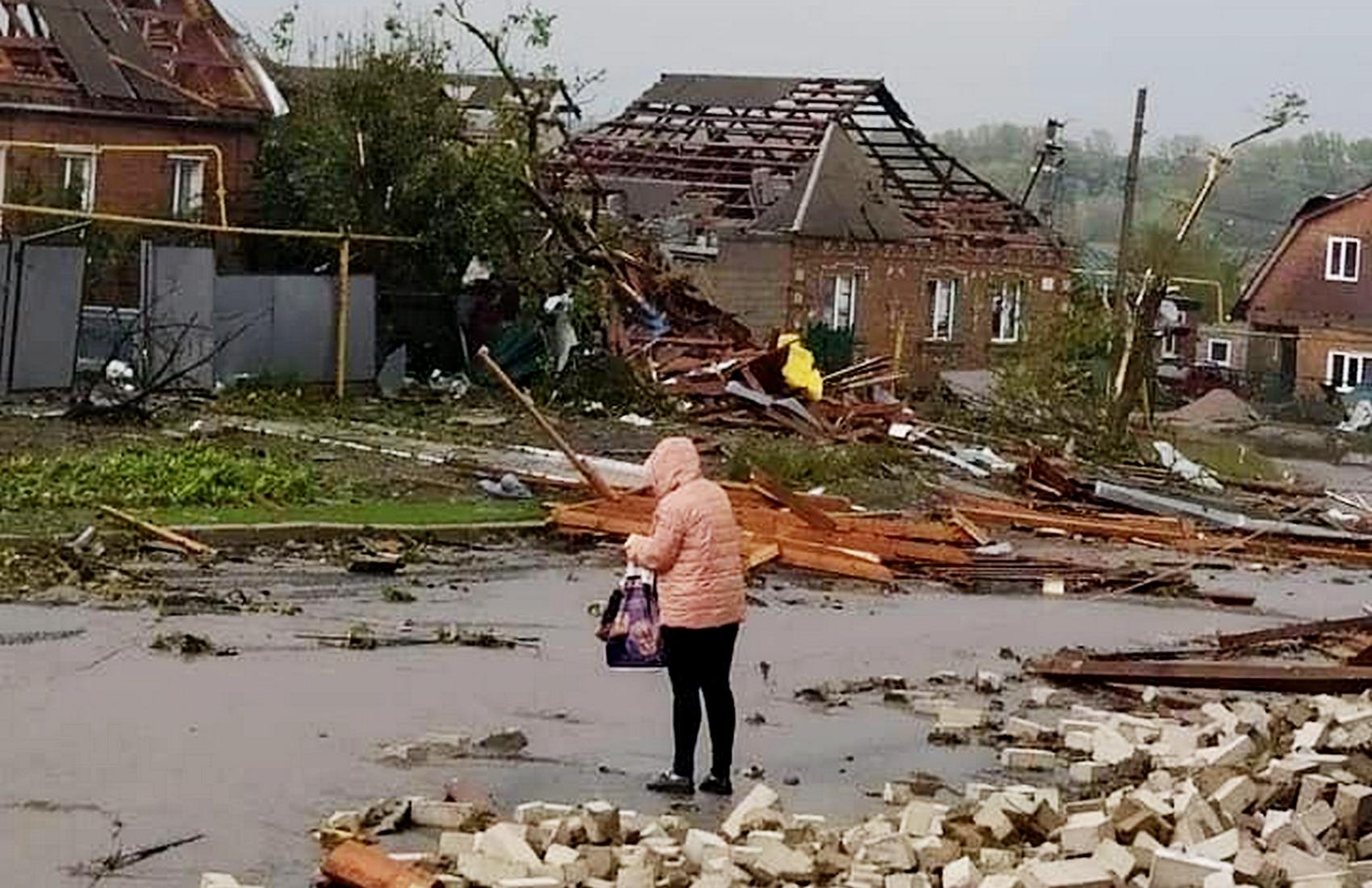 За десять минут ураган в Кропивницком сорвал крыши и разрушил дома, видео