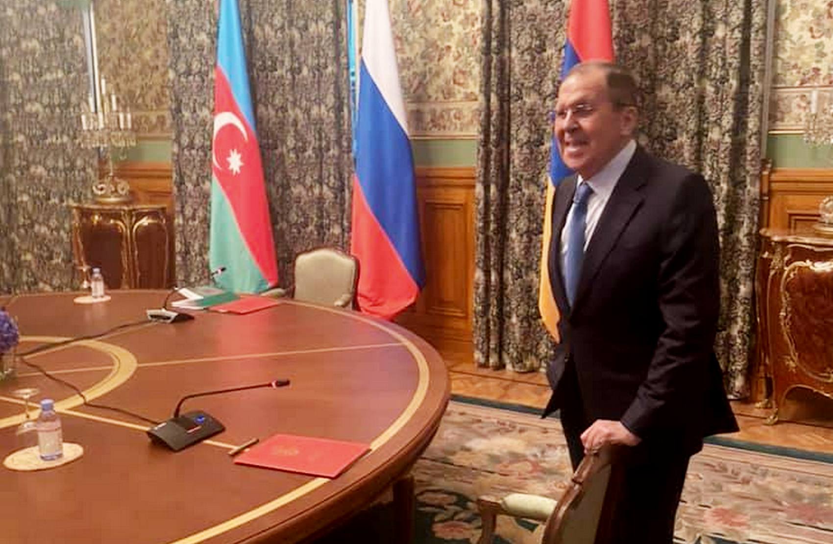 «Маестро!»: Захарова показала, як виглядає Лавров після 11 годин переговорів щодо Карабаху