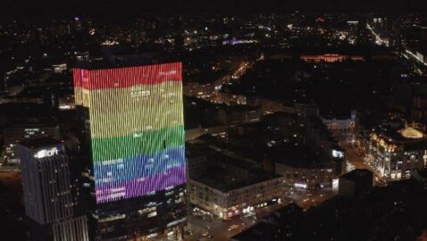 Представители ЛГБТ призвали к митингу под ТЦ после протеста Нацкорпуса из-за радужного флага