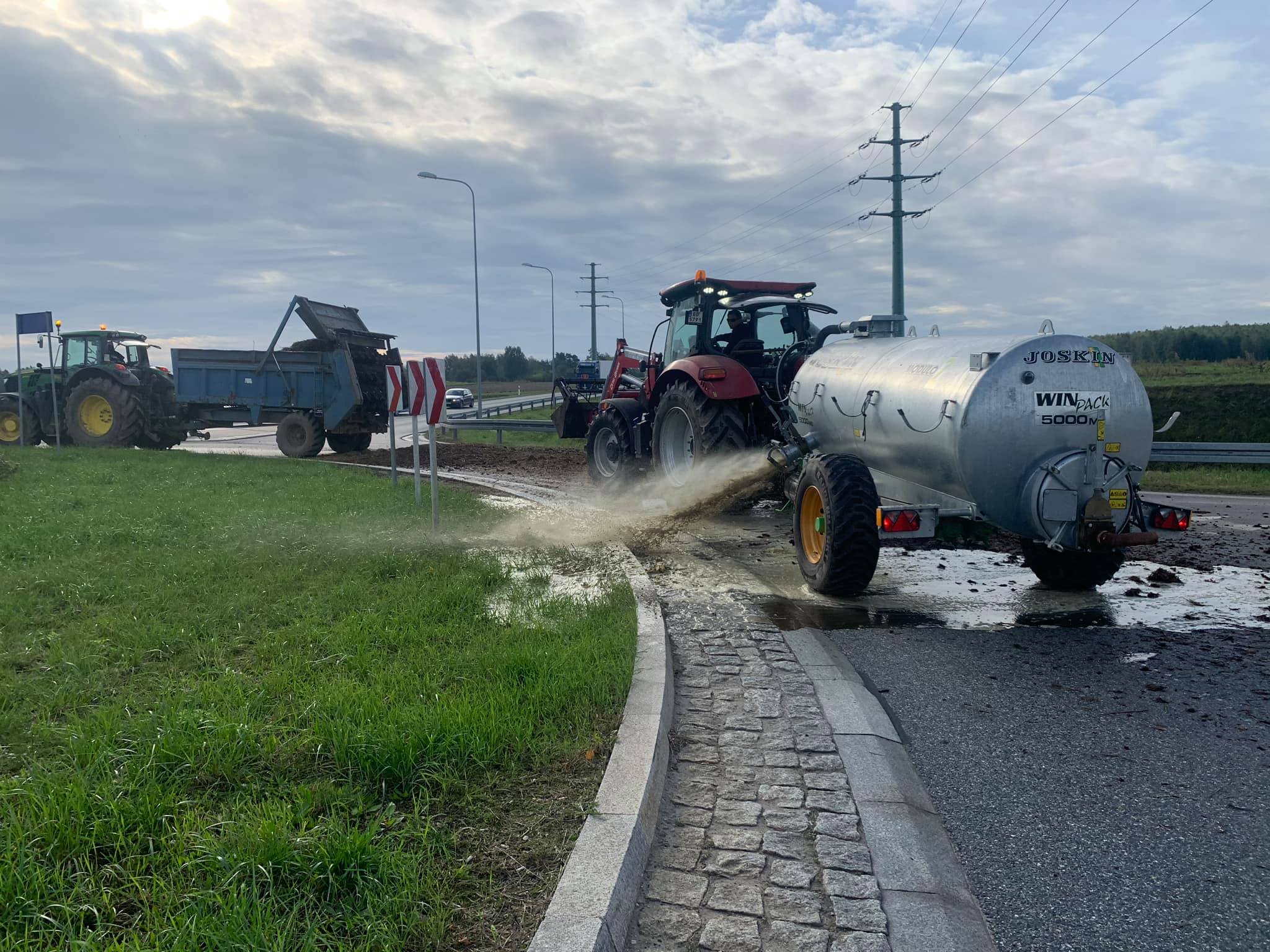 Протестующие польские фермеры заблокировали дороги и разбрасывают навоз