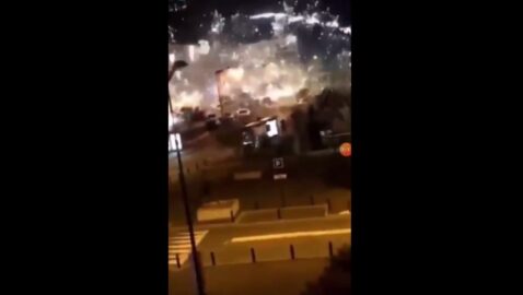 В пригороде Парижа 40 человек штурмовали полицейский участок с фейерверками