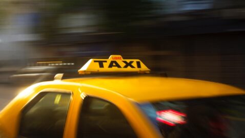 В Одесі чоловіки викрали таксиста і вимагали викуп за авто