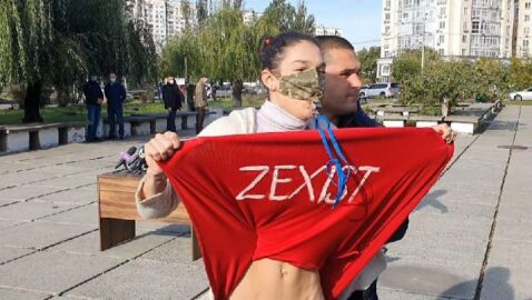 Зеленского возле участка встретила голая активистка FEMEN