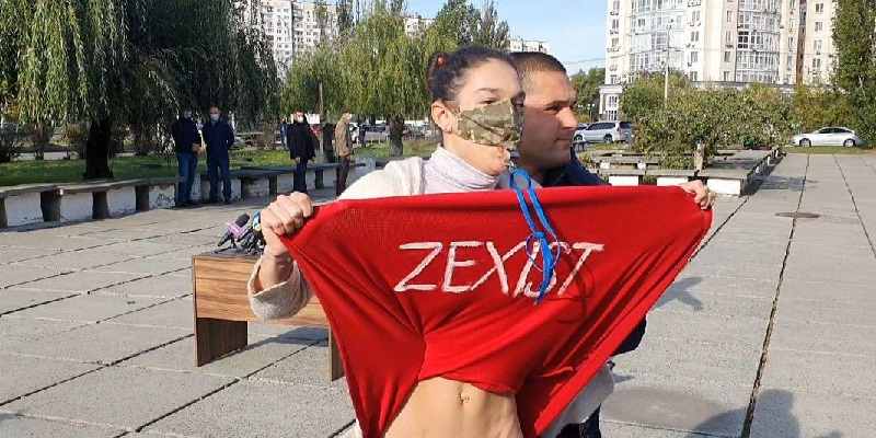 Зеленского возле участка встретила голая активистка FEMEN