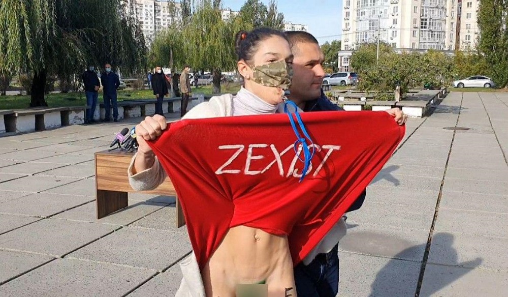 Зеленского возле участка встретила голая активистка FEMEN - 1 - изображение