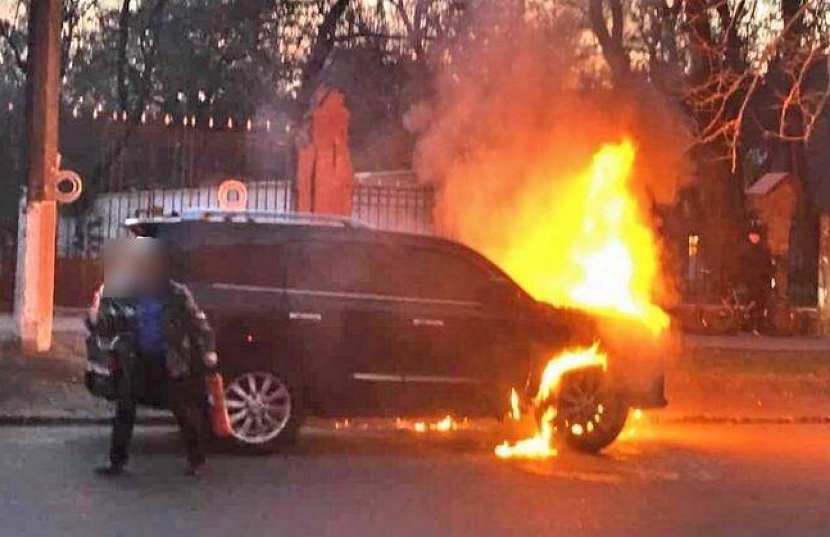 В Одессе пожарный выполнил заказ и сжёг три элитных автомобиля