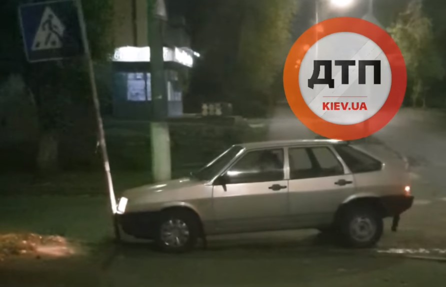 В Киеве пьяный водитель трижды пытался сбить дорожный знак, а затем уснул (видео)