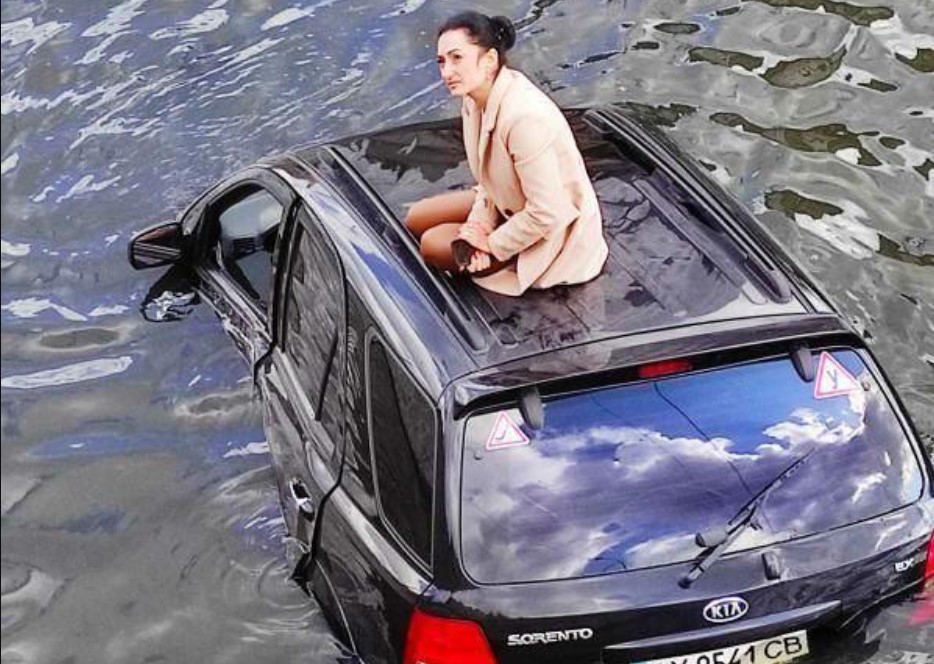 ДТП в Харкові: начальниця з ДСНС вилізла на дах авто після падіння в річку