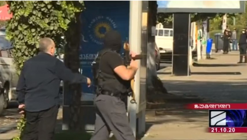 В Грузии неизвестные с оружием захватили заложников в банке