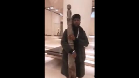 «Я хочу вернуть украденное у Африки наследие». Конголезец пытался вынести из Лувра скульптуру