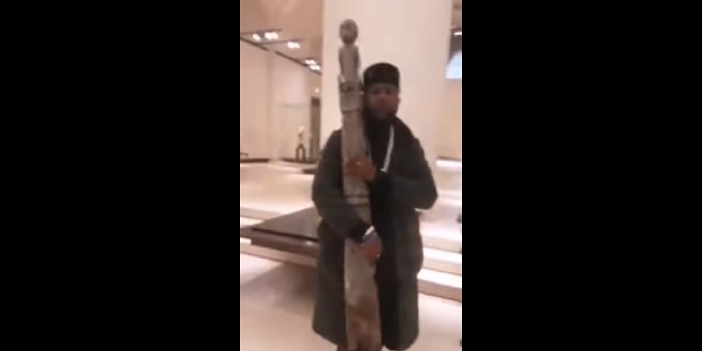 «Я хочу вернуть украденное у Африки наследие». Конголезец пытался вынести из Лувра скульптуру