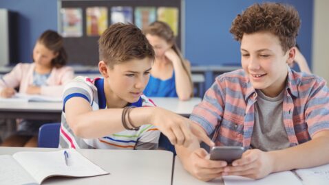 Нардепы хотят запретить школьникам и учителям пользоваться смартфонами