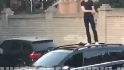 В Днепре пьяный подросток станцевал на крыше авто и обматерил полицейских (видео)
