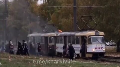 У Харкові пасажирам довелося вистрибувати з палаючого трамвая (відео)