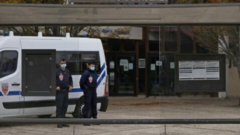 Стало відомо ім’я 18-річного підозрюваного у вбивстві вчителя у Франції