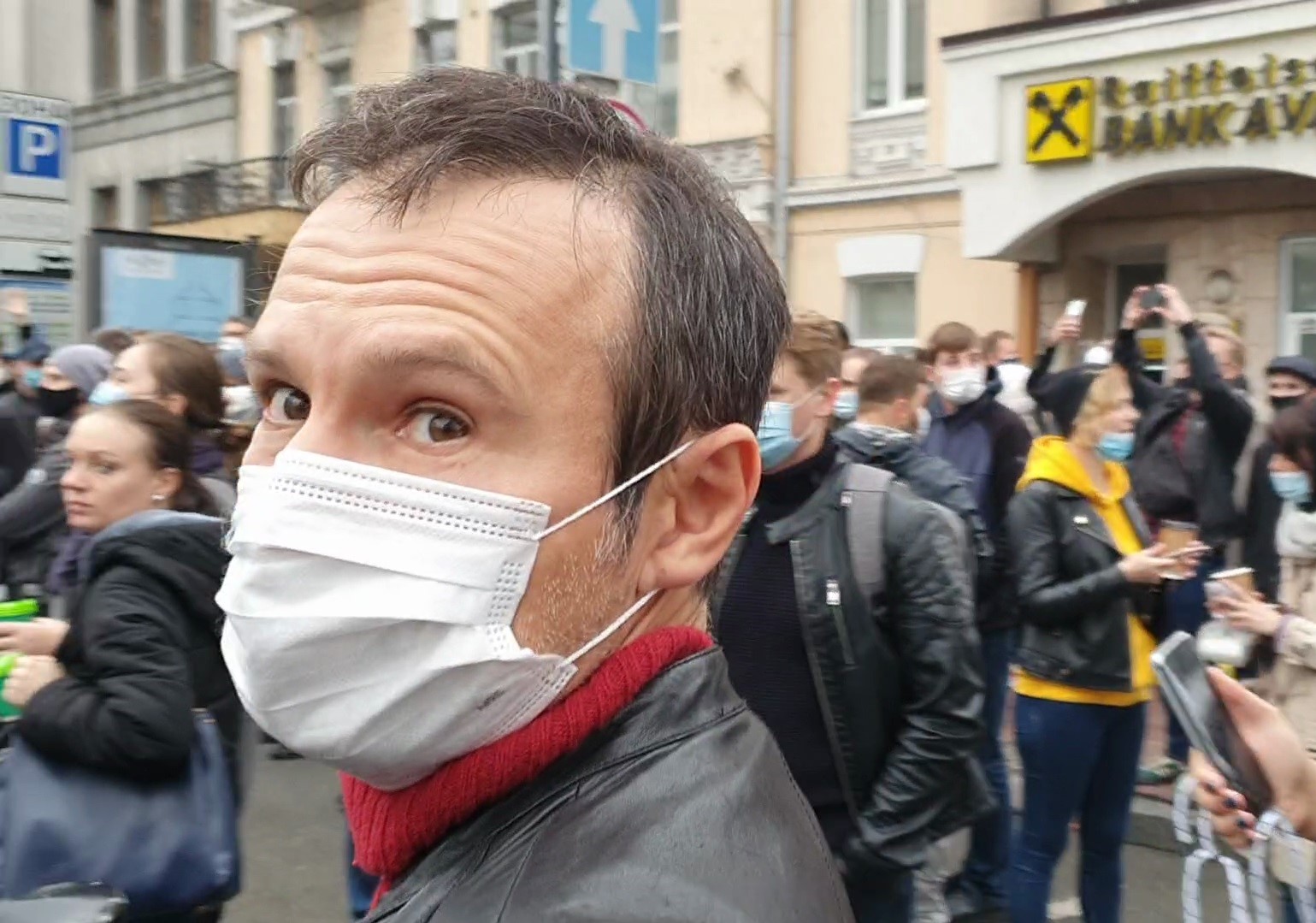 Вакарчук пришёл к митингующим, которые выгоняют судей в Ростов