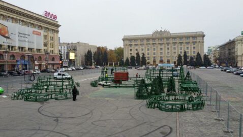 В Харькове на главной площади в Хеллоуин начали устанавливать ёлку