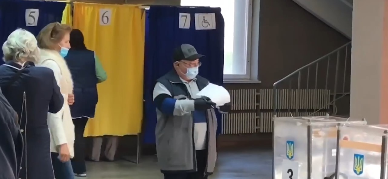 Родители Зеленского проголосовали и приняли участие во всеукраинском опросе (видео)