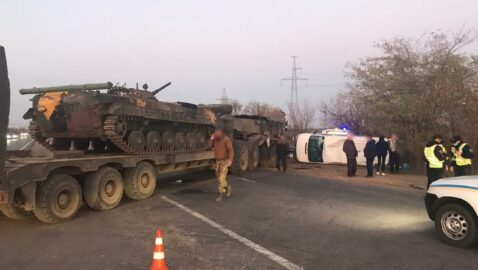 Под Одессой столкнулись военный тягач и микроавтобус