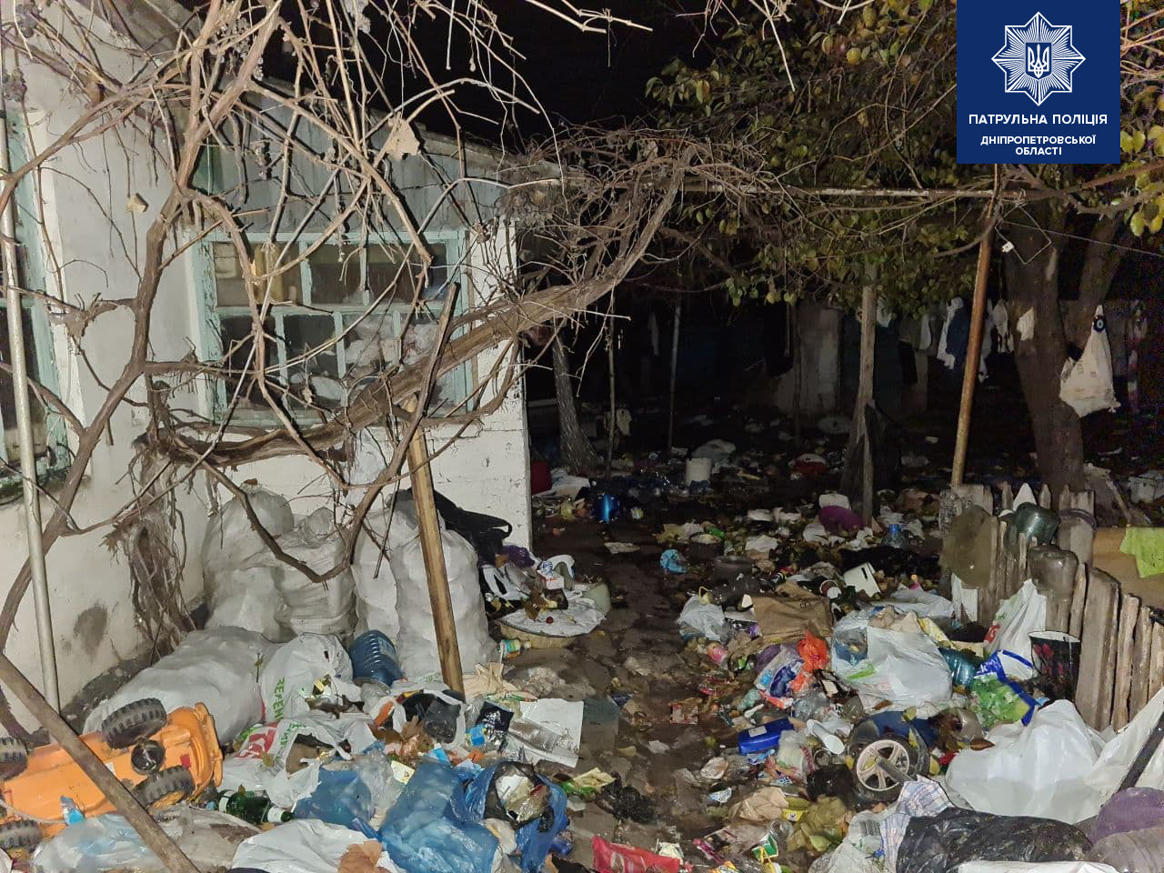 В Днепре пятеро детей живут на мусорной свалке (фото) - 1 - изображение