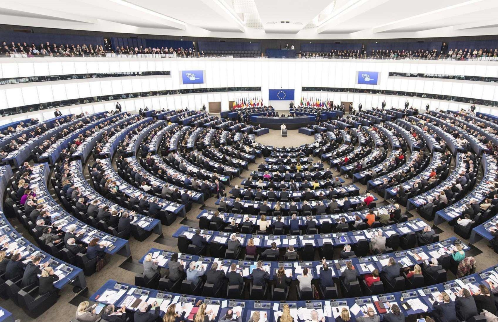 В Европарламенте призвали Зеленского не распускать, а обновить Конституционный суд