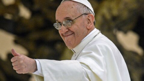 Папа Римский «лайкнул» откровенное фото модели — СМИ