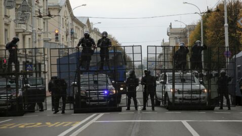 В Минске силовики стреляют в воздух, задерживают протестующих и передвигаются на вездеходах с пулемётами