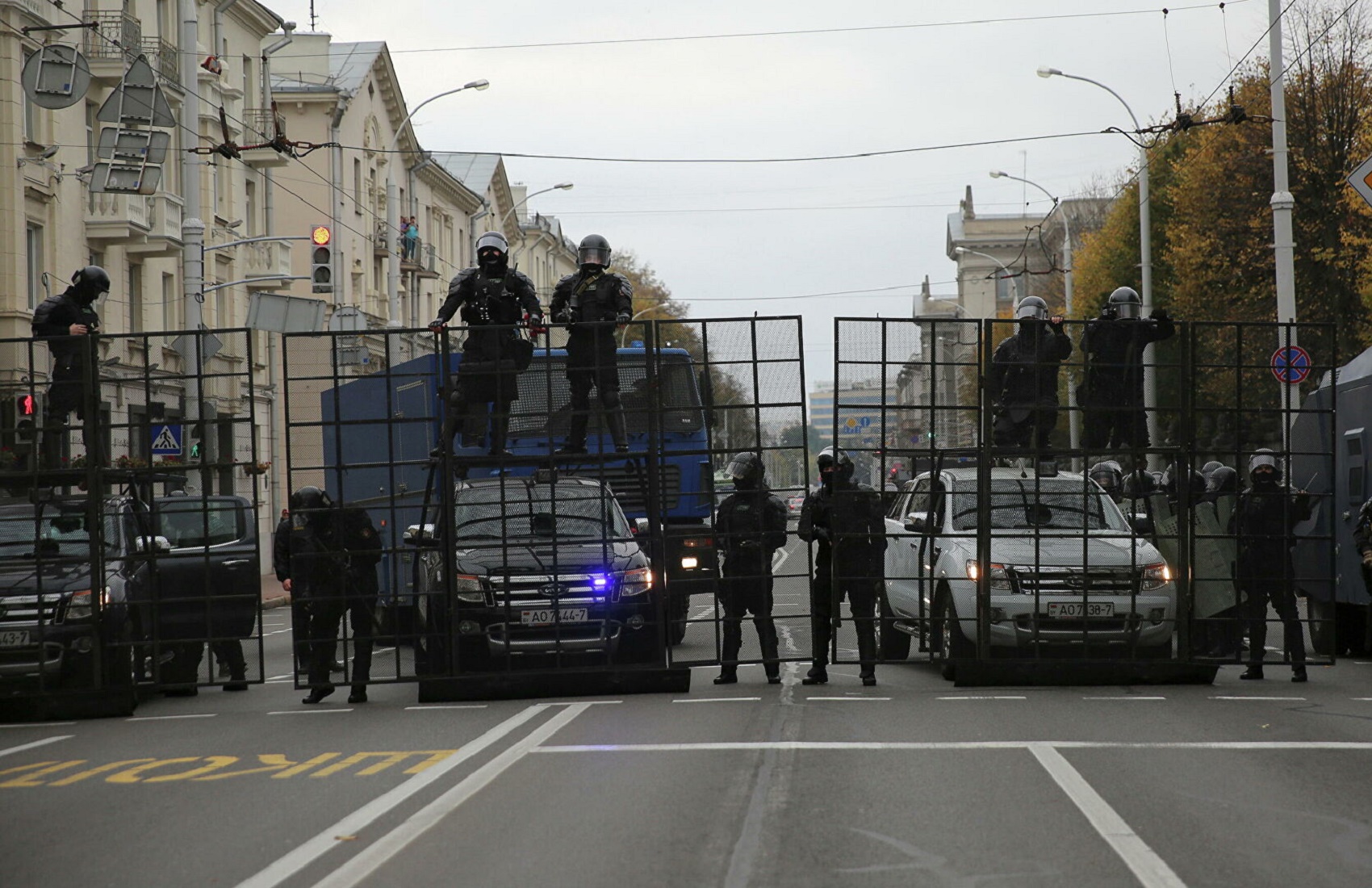 В Минске силовики стреляют в воздух, задерживают протестующих и передвигаются на вездеходах с пулемётами