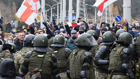 Протесты в Минске: силовики используют газ, слышны взрывы светошумовых гранат