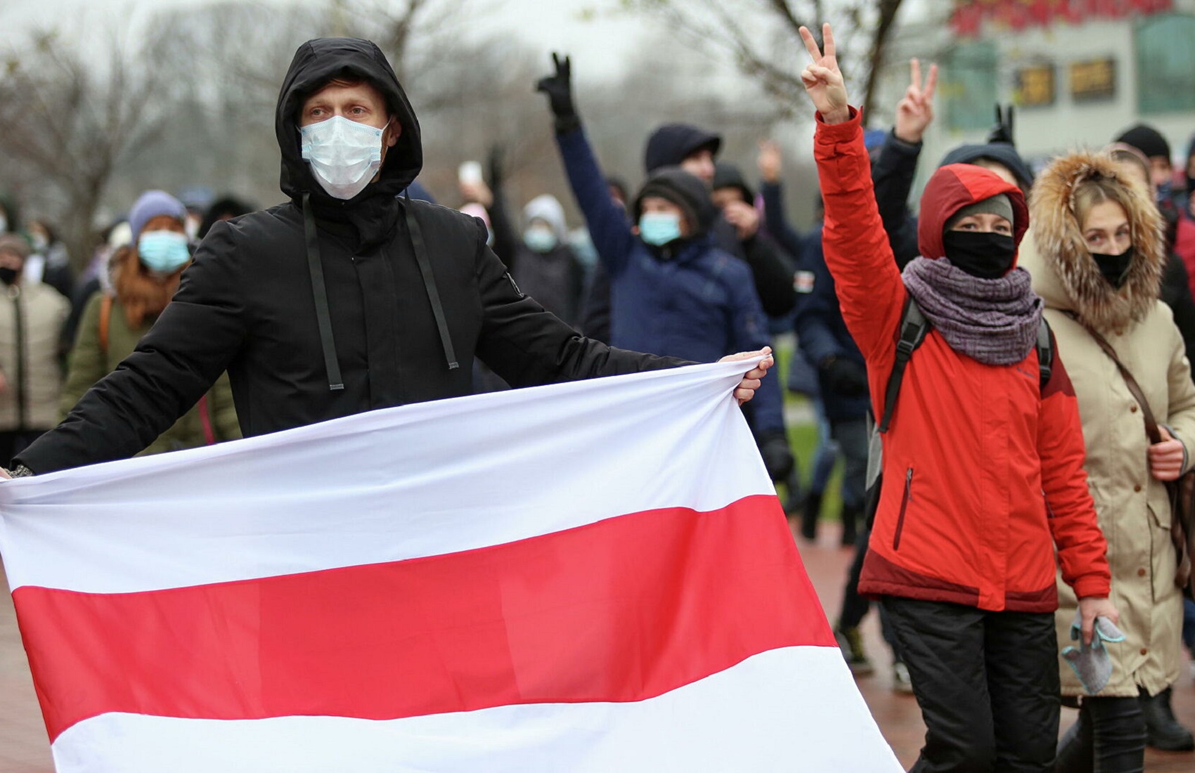 Задержания, водометы и светошумовые гранаты: в Минске проходит «Марш против фашизма»