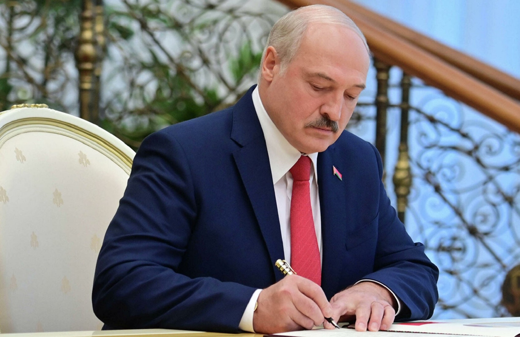 Лукашенко заявил, что Запад хочет свергнуть его с помощью России