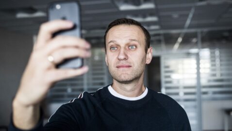 Навальний подав у суд на Пєскова