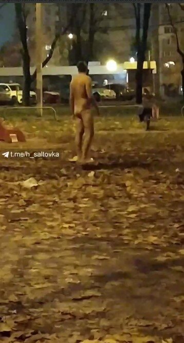 «Голо@опый перфоманс»: в Харькове голый мужчина разгуливал по городу - 1 - изображение