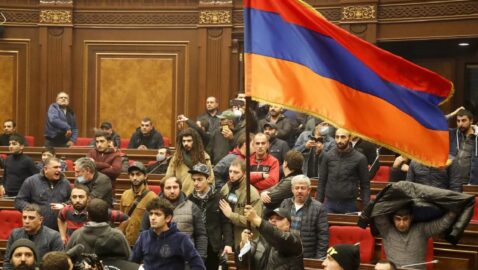 Протестуючі в Єревані вимагають відставки Пашиняна до півночі