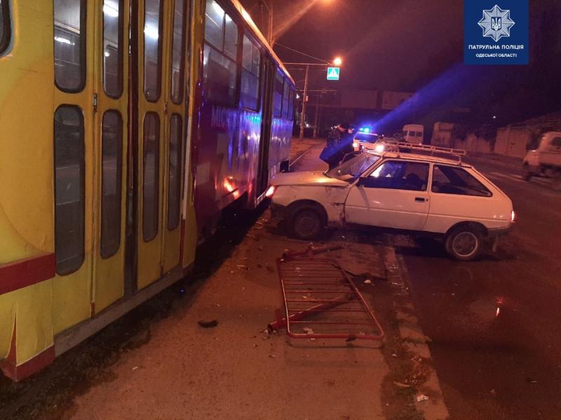 В Одессе пьяный водитель сбил на переходе военную и въехал в трамвай