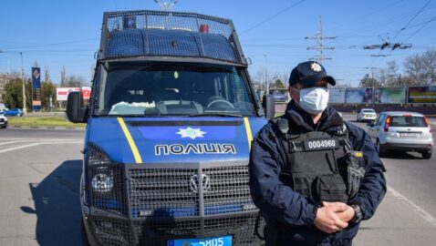 У Миколаєві поліція витягла з маршрутки і затримала пасажира без маски
