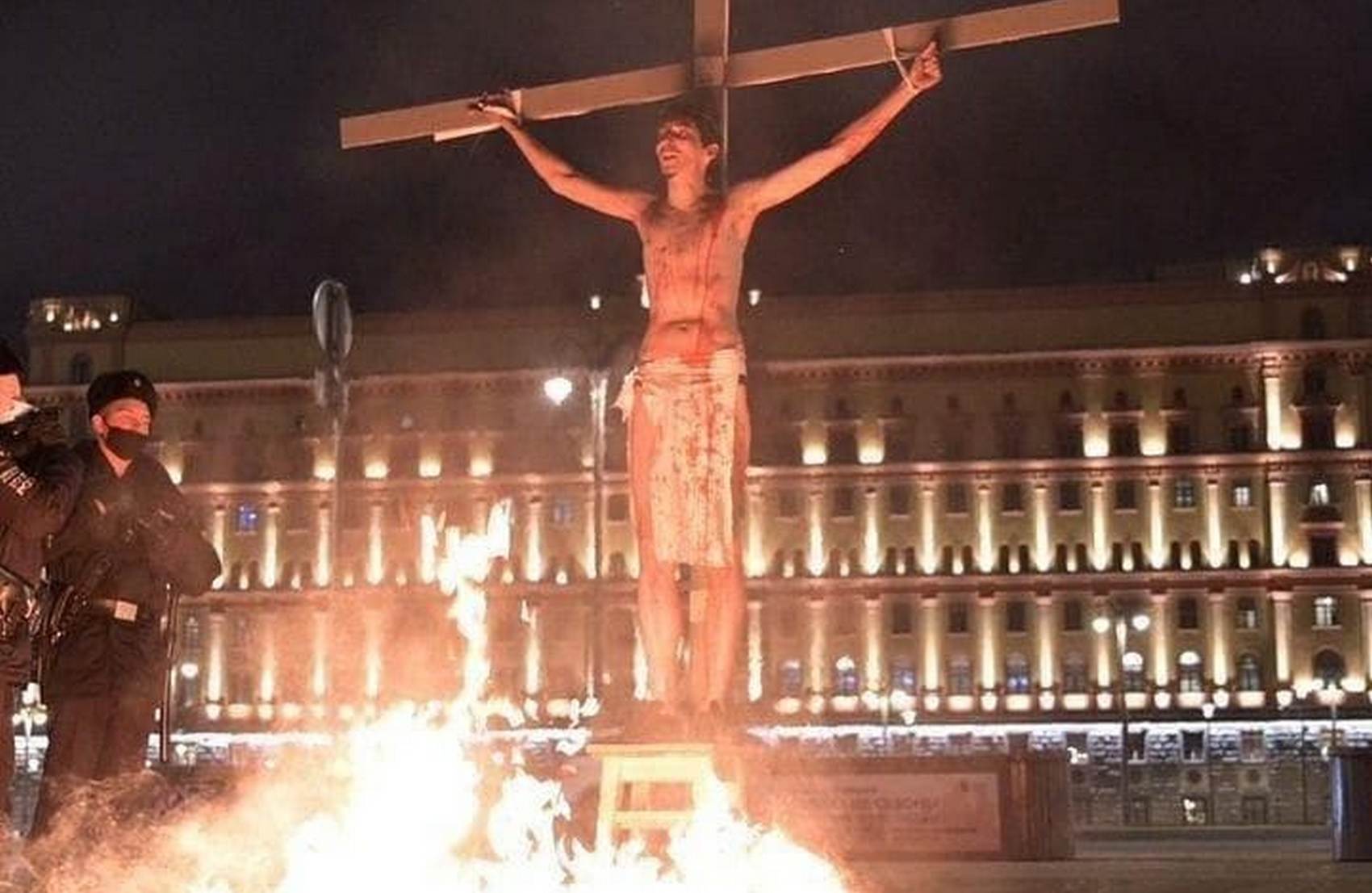 На Лубянке мужчина в образе Христа пытался устроить акцию самосожжения (видео)